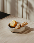 PURO Bowl im urban grey, 2er-Set von Marmell Home, gefüllt mit Zitrone und Ingwer, passt in jede Küche, spülmaschinenfest.