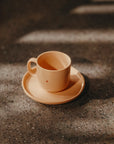 PURO Coffee Tasse aus Porzellan in Korall, Teil des 2er-Sets von Marmell Home, sorgt für stilvollen Kaffeegenuss zu zweit.