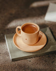 PURO Coffee Tasse aus Porzellan von Marmell Home, stilvoll serviert auf einem Tisch, ideal für entspannte Kaffeemomente zu zweit.