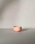 Minimalistisches TANO Capuccino-Set, korallenfarbene Tasse, zeitloses nordisches Design, perfekte Henkellose für Kaffee genießen.