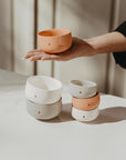 Minimalistische TANO Cappuccino-Tassen im 2er-Set in Coral, Design auf deutsch, nordic, zeitlos, ohne Henkel auf weißem Tisch.